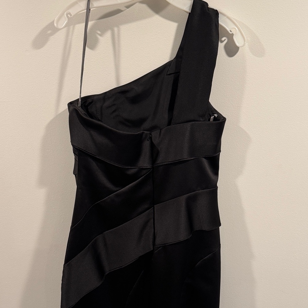 Elegant Black One-Shoulder Dress - Picture 3 of 4